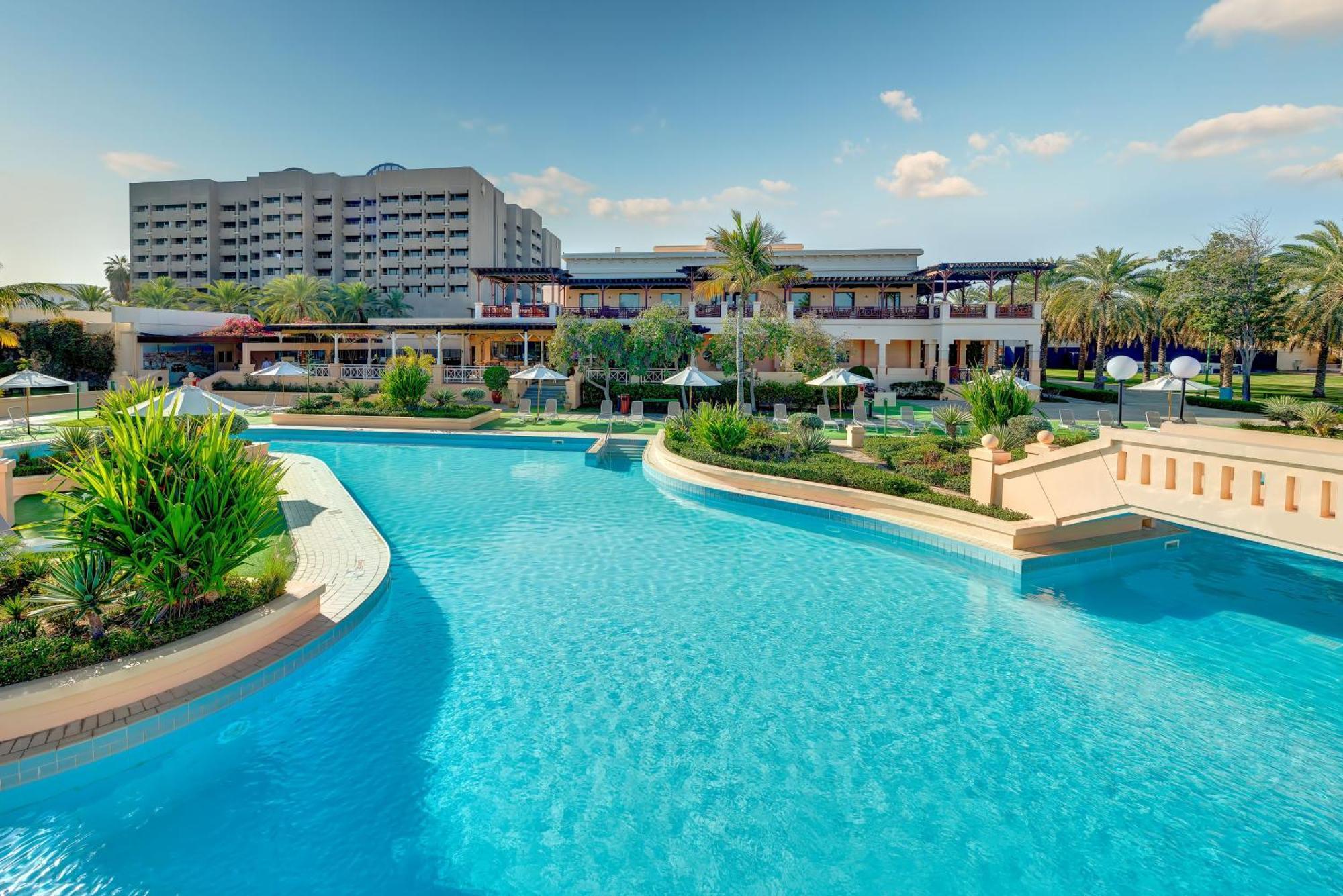 Intercontinental Muscat By Ihg Hotell Exteriör bild The pool at the Royal Mirage